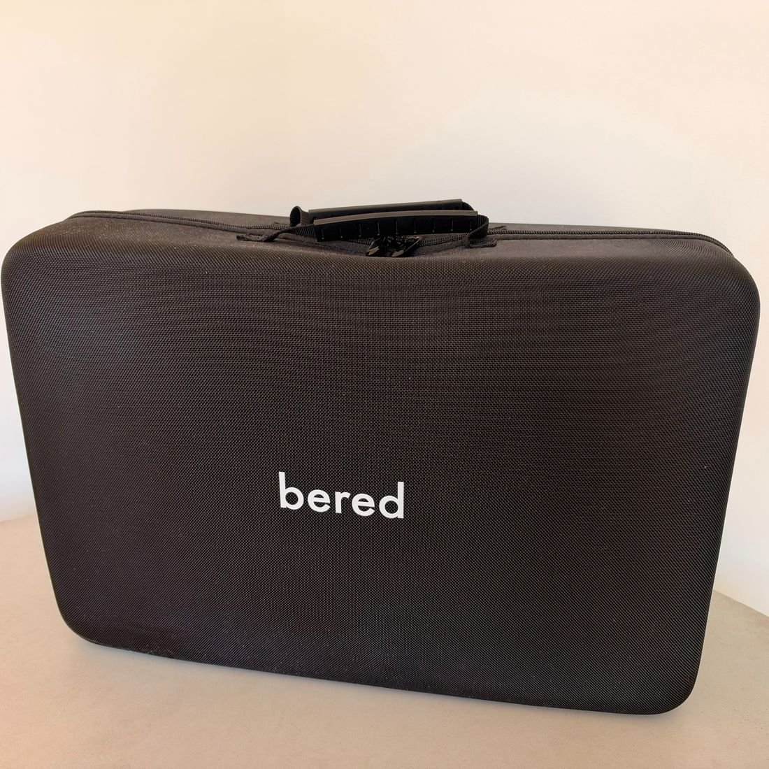 Bereds beredskapsväska stängd, svart hård väska med handtag