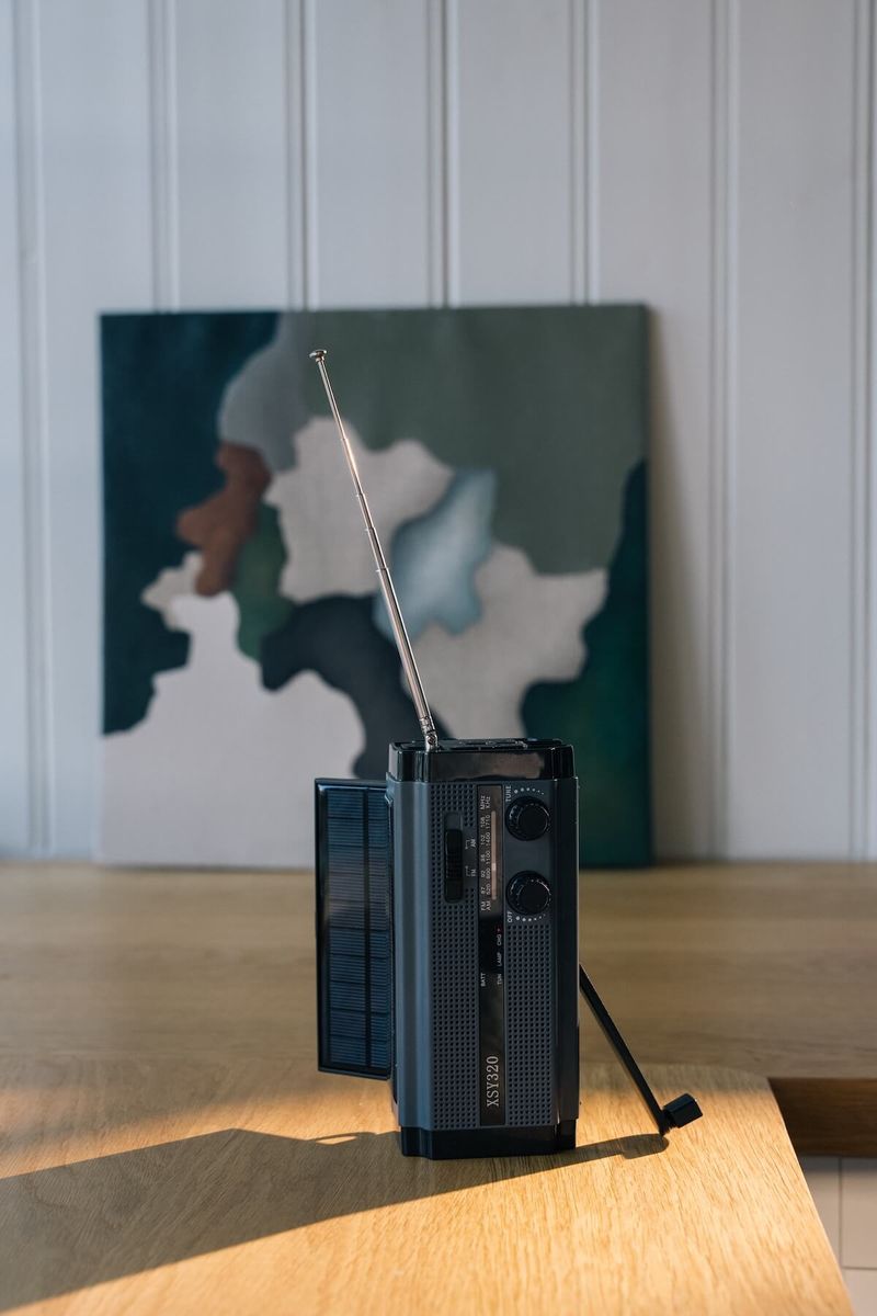 Bereds vevradio med solpanel och antenn