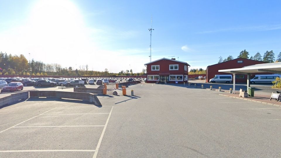 Benstockens Långtidsparkering Arlanda med 3 m plåtplank och CCTV